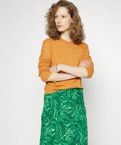 Pull Femme CLOSED CREW LONG SLEEVE - Or Terre - Confort et Style -Promos CLOSED Magasin 0c5a58139412483f90b3d1d1c6e04743