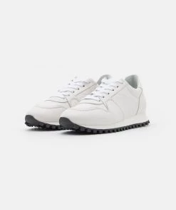 CLOSED Femme PEPPER Baskets Basses Blanc - Sneakers Élégantes et Confortables -Promos CLOSED Magasin 1a22f14558264c54a9c34648fcf656af