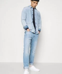 Jean Slim Homme CLOSED COOPER Tapered - Bleu Clair -Promos CLOSED Magasin 1ca7c99a68214d118ce1f3d97f6823e1
