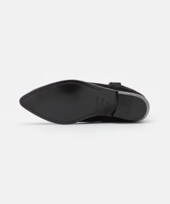 CLOSED Femme Santiags Noir - Bottines Moto Élégantes -Promos CLOSED Magasin 26c76c0fc2104faab6ab68f660a78294