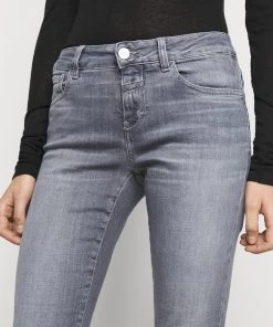 CLOSED BAKER Jean Slim Femme - Gris Moyen - Coupe Élégante et Confortable -Promos CLOSED Magasin 2dbc26376c444997aa2843ecc7830d8e