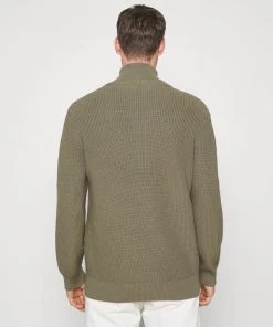 Pullover Zippé CLOSED Homme - Pale Khaki | Maille Confortable et Élégante -Promos CLOSED Magasin 2e0e83c0e73446a3a46a107ac9f845b9