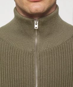 Pullover Zippé CLOSED Homme - Pale Khaki | Maille Confortable et Élégante -Promos CLOSED Magasin 306554c505094a5e861ed09cb082bdef