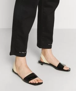 CLOSED Femme PEDAL PUSHER Jean Boyfriend Noir - Style Détendu et Confortable -Promos CLOSED Magasin 3989f17b73da4a0aa3b52e04bf179e33