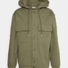 Veste Légère à Capuche CLOSED Homme - Dried Basil -Promos CLOSED Magasin 3bd1b605b06943f69c114c6753d9390a