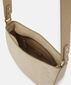 Sac Bandoulière CLOSED HALF ROUND BAG Dried Teak pour Femme - Élégance et Fonctionnalité -Promos CLOSED Magasin 40babf0f80b34f6e8bde47a215ba4c00