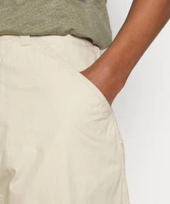 CLOSED DOVER Tapered Chino Homme - Grain Beige - Pantalon Chino Élégant -Promos CLOSED Magasin 4c1717b903d84761a66109aad2a6b045