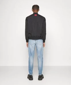 CLOSED COOPER Jeans Fuselé Homme Slim Bleu Clair - Jean Slim Homme de Luxe -Promos CLOSED Magasin 520f80e8ae6e4acbaff8887299adceea