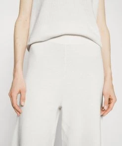 CLOSED CULOTTES Courtes Femme en Ivoire - Shorts Élégants et Confortables -Promos CLOSED Magasin 53fade74f89a4230a0099cd18c7e32b8