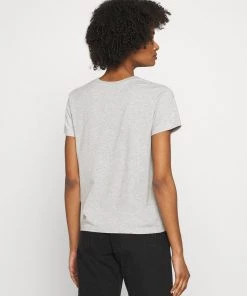 T-shirt Femme CLOSED Col Rond avec Logo sur la Poitrine - Taupe -Promos CLOSED Magasin 66e856e9d4bd4d23966aca96cc17ca06