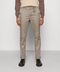 CLOSED ATELIER Tapered Chino Homme - Muddy Beige | Pantalon Chino Élégant