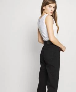 CLOSED Femme PEDAL PUSHER Jean Boyfriend Noir - Style Détendu et Confortable -Promos CLOSED Magasin 7067cf7bddf649f18b8a59bd679d3452