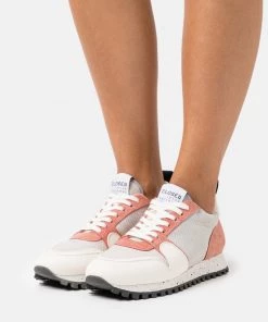 CLOSED Femme PEPPER Baskets Basses Sandstone - Sneakers Élégantes et Confortables