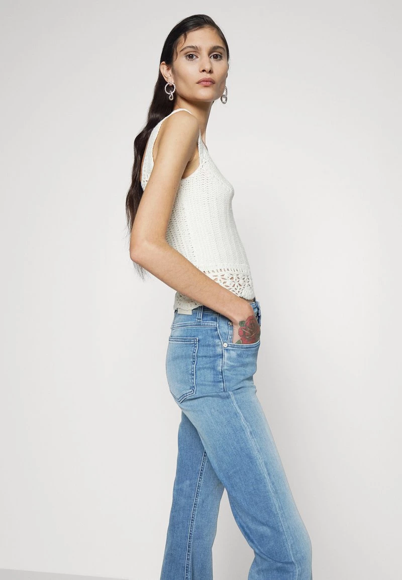 CLOSED Femme RAWLIN Jean Bootcut Bleu Moyen - Style Élégant et Confortable 6 CLOSED Femme RAWLIN Jean Bootcut Bleu Moyen - Style Élégant et Confortable – Image 4