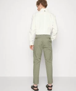 CLOSED ATELIER Tapered Chino Homme - Dried Basil | Pantalon Chino Élégant -Promos CLOSED Magasin 87c6c3bf889c4c27b7b0c4275526c3a3