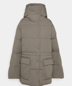 CLOSED Femme VALEA Veste D'hiver Muddy Beige - Manteau d'hiver élégant et chaud -Promos CLOSED Magasin 8d37cc4a0a1d43cbb54e7c1eddaf29b6