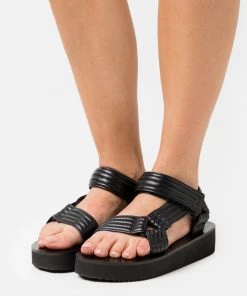 CLOSED Femme YLVA Sandales à Plateforme Noir - Élégance et Confort