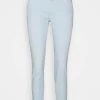 CLOSED Femme BAKER Jean Slim Frosted Mint - Jeans Taille Slim pour Femme -Promos CLOSED Magasin 9695ecd8076f4d02a235cfb1789a2c0e