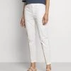 CLOSED Femme JACK Chino Ivory - Pantalon Chino Élégant pour Femme -Promos CLOSED Magasin 9db8207afe0644a0b8285d862ee8b41f