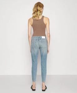 CLOSED BAKER Jean Slim Mid Blue Femme - Jean Slim Taille Haute pour Femme -Promos CLOSED Magasin a3dc6cbcb0944dcb83b91a7582bba077