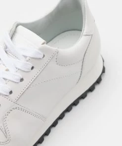 CLOSED Femme PEPPER Baskets Basses Blanc - Sneakers Élégantes et Confortables -Promos CLOSED Magasin a4ee925e1e9849bb89606c82f21314cf