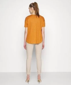 Pantalon Classique Grain Beige Femme CLOSED - Élégance et Confort -Promos CLOSED Magasin ad93d003ef034924abeb0a6a9f96e81c