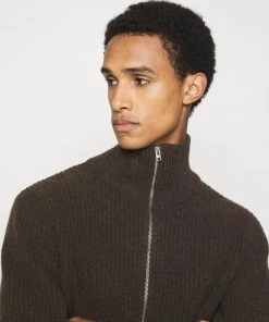 Pullover CLOSED Homme - Demi-Zip Dark Lava - Maille Confortable -Promos CLOSED Magasin b48a697824ab4fb5bc6fcb3fb58cb81e