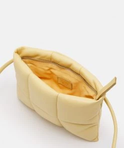 CLOSED MEL CROSSBODY Sac Bandoulière Grain Femme - Sac à Main Élégant et Pratique -Promos CLOSED Magasin b7830d02a1314973b11b3f02cd957f59