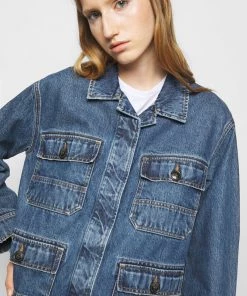 CLOSED DEAR Veste En Jean Mid Blue Wash Femme - Vestes en Jean Décontractées pour Femme -Promos CLOSED Magasin bf9ae906a6f74ba69734422cbc61977e