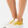 CLOSED CHILLI Baskets Basses Strong Mustard Femme - Sneakers Style Urbain -Promos CLOSED Magasin c17d3d1b7c1241b4adc90f7a6456b5bf
