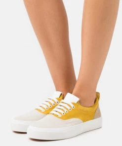 CLOSED CHILLI Baskets Basses Strong Mustard Femme - Sneakers Style Urbain
