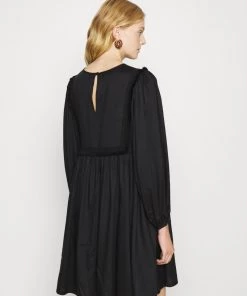 CLOSED Femme JORDYN Robe De Jour Noir - Robe d'été élégante -Promos CLOSED Magasin c1fa7ed53c37420a8af1902c43efd31b