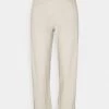 Pantalon Classique Ludwig Shiitake Femme - CLOSED | Style Élégant et Confortable -Promos CLOSED Magasin cf8c3871793441f39cc3bd19624d383a