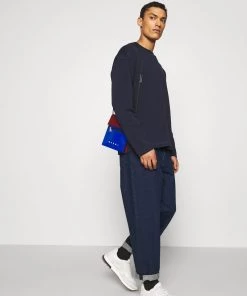 CLOSED Homme Sweatshirt à Capuche Navy - Confort et Style Urbain -Promos CLOSED Magasin d0d3de7c738c41b398dd2afa3ca09146