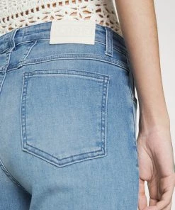 CLOSED Femme RAWLIN Jean Bootcut Bleu Moyen - Style Élégant et Confortable 13 CLOSED Femme RAWLIN Jean Bootcut Bleu Moyen - Style Élégant et Confortable -Promos CLOSED Magasin dd96ce00640740f9a7dce3889f6b9e87