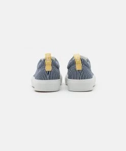 CLOSED CHILLI Baskets Basses Mid Blue Femme - Sneakers Élégantes et Confortables -Promos CLOSED Magasin ec7e0bf734fb4835b4e93126cad3b971