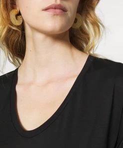 T-Shirt Femme Basique Noir à Col en V - CLOSED -Promos CLOSED Magasin ef4794ac2adb4a5a9c89684376b9ba36