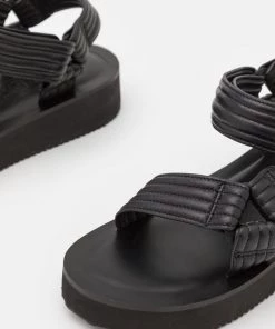 CLOSED Femme YLVA Sandales à Plateforme Noir - Élégance et Confort -Promos CLOSED Magasin f0f51eb6196b42e1bc79c20f6ee87011