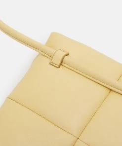 CLOSED MEL CROSSBODY Sac Bandoulière Grain Femme - Sac à Main Élégant et Pratique -Promos CLOSED Magasin f57e15ee6db14cc0813d631ed80c45e3