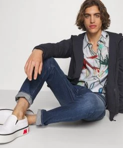 CLOSED COOPER Tapered Jeans Fuselé Dark Blue Homme - Slim Fit - Vêtements Homme -Promos CLOSED Magasin f8fc39c614034b7d9ee36c86ea6e2b69