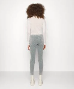 CLOSED BAKER Jean Slim Pale Teal Femme - Jean Slim Femme de Luxe -Promos CLOSED Magasin fb32ca342e6c4cdca979bda0bf8b48d3