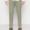 CLOSED ATELIER Tapered Chino Homme - Dried Basil | Pantalon Chino Élégant